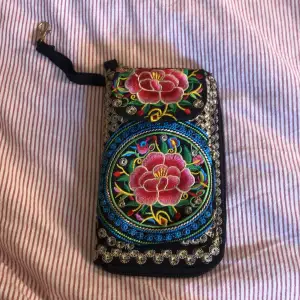 En jättefin plånbok som jag fick av min pappas kompis, tror han köpte den någonstans i USA men jag vet inte riktigt❤️ Den har ett fack på framsidan där man kan ha tex telefon.