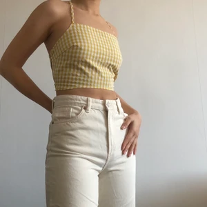 Rutig fest croptop - En ursnygg fest croptop med randigt mönster och snörning i ryggen. Jag har inte fått någon möjlighet att ha denna och den är därför som ny, inga defekter!🥰