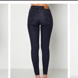 Säljer dessa fina jeans då jag tyvärr vuxit ur dem. De är w 24 L 30 och är bra längd på mig som är 164/165. Bra skick och sparsamt använda😊 OBS: Första bilden är inte min