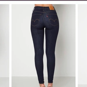Levi’s mile high super skinny jenas - Säljer dessa fina jeans då jag tyvärr vuxit ur dem. De är w 24 L 30 och är bra längd på mig som är 164/165. Bra skick och sparsamt använda😊 OBS: Första bilden är inte min