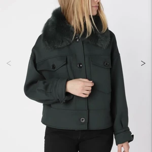 Meotine jacka - SÖKER grön meotine jacka!! Betalar helst inte över 2000 kr. Söker storlek xs/s. Kontakta mig om du vill sälja för max 2000 kr!!