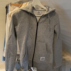 Grå huvtröja strl XS - Knappt använd, bra skick! 