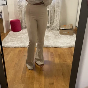 Utsvängda byxor - Använda ett par gånger men är för lång då jag är 156cm