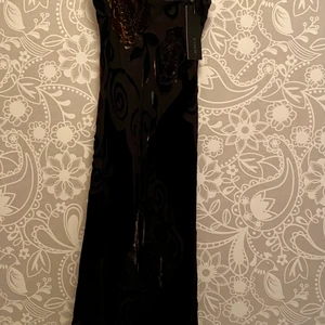 Oanvänd klänning med prislapp kvar stl S - Klänning från B-Young nypris 699,50. Prislapp kvar. Snygga detaljer, skickar gärna fler bilder om intresse finns. 