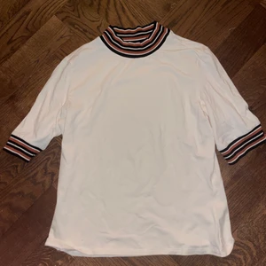 T-shirt - En jätte fin tröja från monkl som jag inte har användning för längre. Den är i väldigt bra skick och den passar bra på både M och S. Den har även inte använts så många gånger.💕