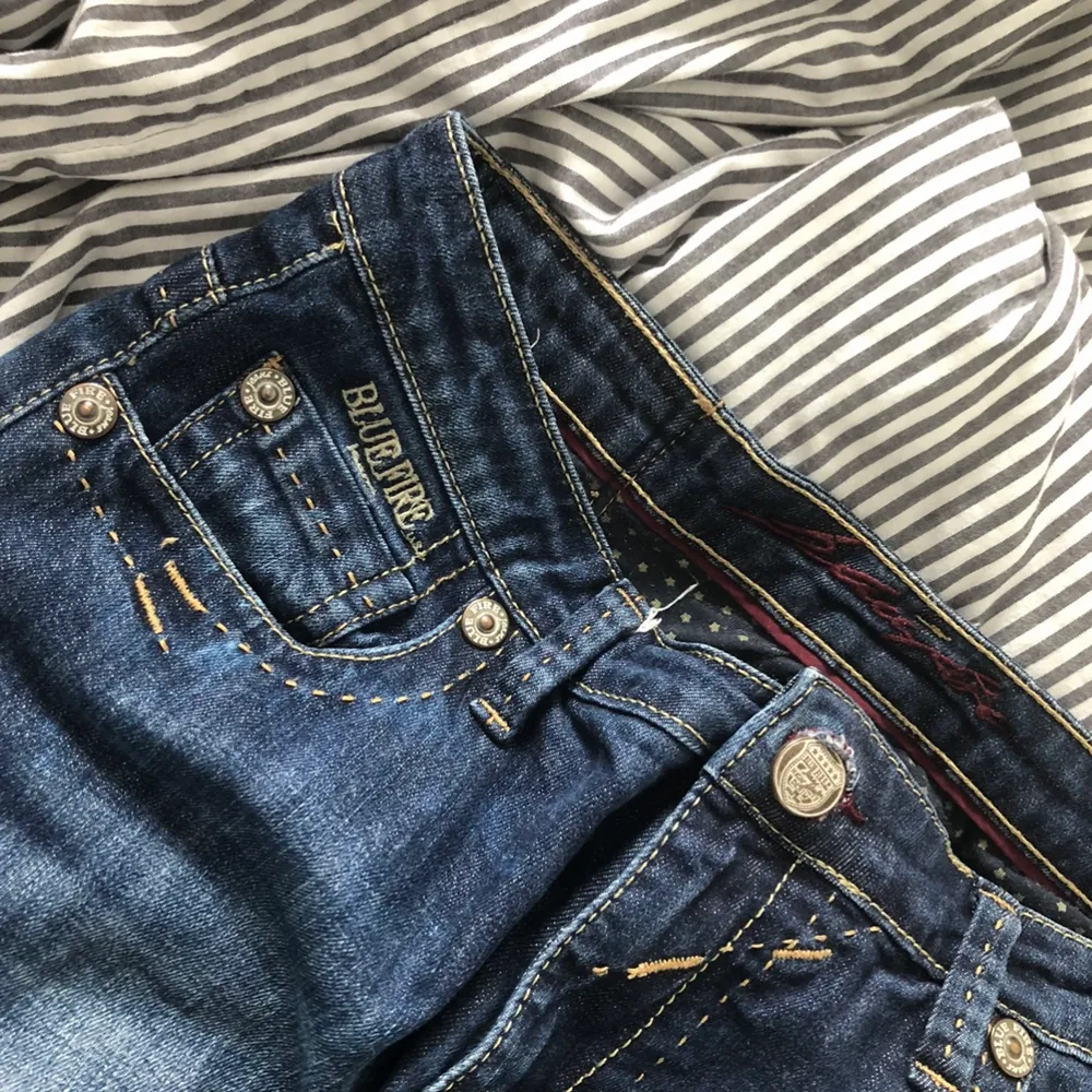 Mörkblå lågmidjade jeans i storlek 31/32 ifrån märket Blue Fire Jeans. Skitsnygga!!. Jeans & Byxor.