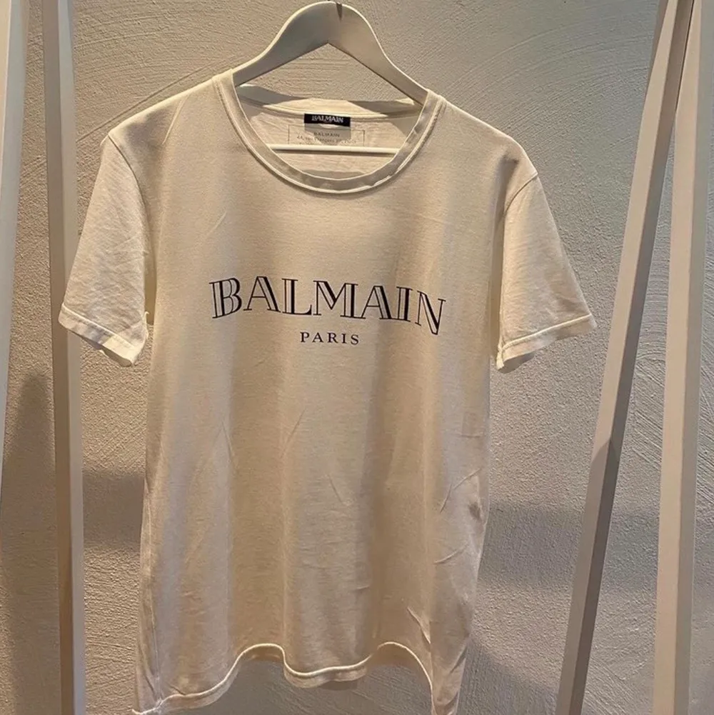 En snygg t-shirt från Balmain. T-shirts.
