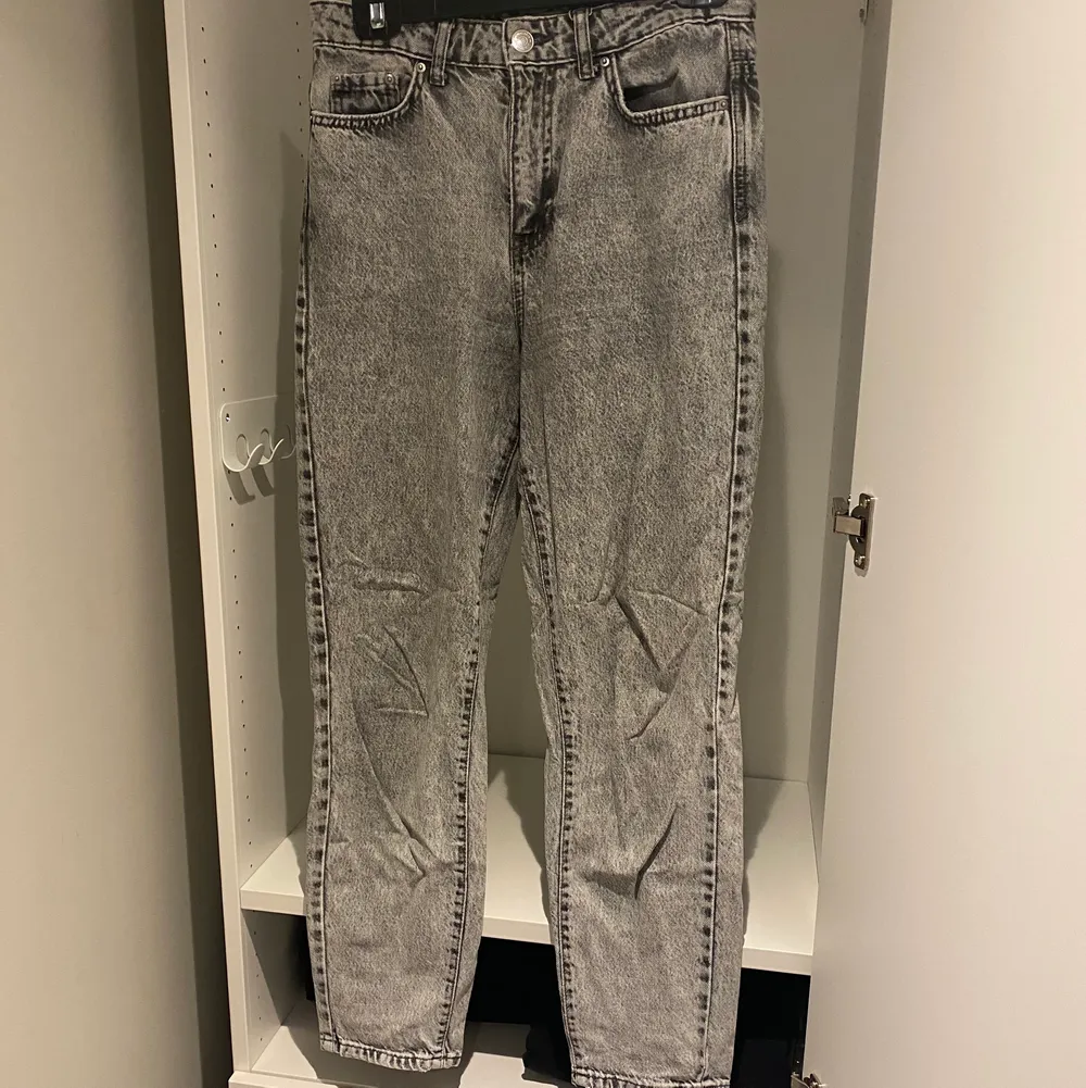 Dessa jeans är i mom modell och är köpta från GinaTricot. Jag älskar färgen men tycker inte längre om modellen därav säljer jag de🥰 De är flitigt använda men fortfarande i super bra skick verkligen! Nypris: 499kr men jag säljer för 189 + frakt!☺️. Jeans & Byxor.