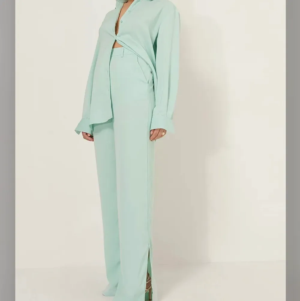 Skitsnygga mintgröna kostymbyxor från Selma Ormanis kollektion med NA-KD. Tog bort prislappen innan jag hade pratat så kunde inhe skicka tillbaka dem. De är aldrig använda. Ord pris 450kr mitt pris 300kr.💚💚. Kostymer.