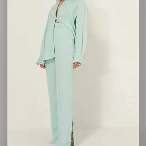 Skitsnygga mintgröna kostymbyxor från Selma Ormanis kollektion med NA-KD. Tog bort prislappen innan jag hade pratat så kunde inhe skicka tillbaka dem. De är aldrig använda. Ord pris 450kr mitt pris 300kr.💚💚