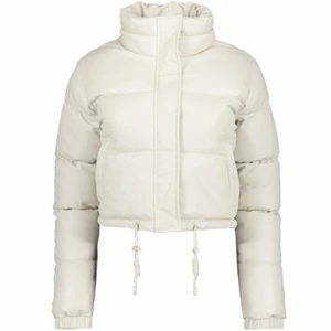 Vit skinn puffer jacka - Helt ny med prislapp kvar jättesnygg skinn puffer jacka!!! Väldigt varm och gosig men har köpt en annan jacka som jag gillar mer därför vill jag sälja den då jag inte kan lämna tillbaka!! 