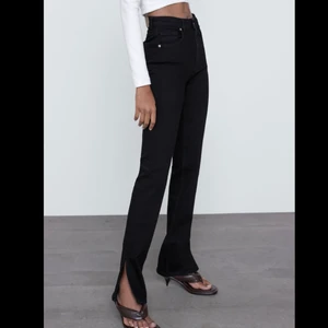 Jeans - Skinny högmidjade jeans i färgen svart med sidosprunt i nederkanten. Helt nya. Aldrig använts, testad en gång. Säljer för den va för tajt för min storlek. 