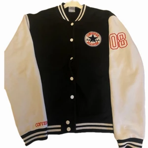 Converse baseboll jacka - Super snygg ”baseboll jacka” ifrån converse med olika tryck! Står storlek XL men mer som L 💋