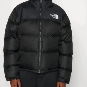 The North Face nuptse pufferjacket - säljer min fina pufferjacket från the north face i modellen nuptse perfekt nu till hösten och vintern💕💞 de är storlek XS i herrstorlek men passar mig som vanligtvis har XS/S. skriv privat för fler bilder💘budgivningen avslutades för en köpare ville köpa direkt för 2000kr!