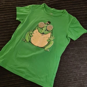 Originell T-shirt  - Säljer denna hippa t shirt som inte kommer till användning lika mycket längre.. Super fint skick är den i..  Säljer den för 80 kr 