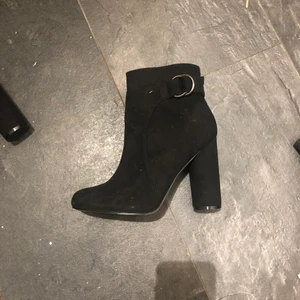 Svarta boots - Svarta boots från just Fab i mockaimitation. Storlek 38/39.