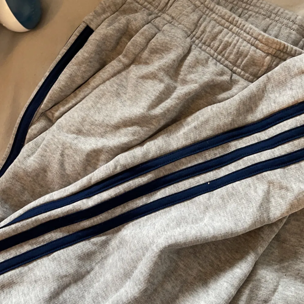 Gråa Adidasbyxor med mörkblåa skräck, dom är tajtare nedtill nypris 599 tror jag, nyskick . Jeans & Byxor.