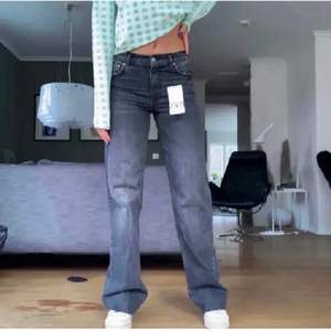 Såå fina jeans som är perfekta till denna kända Stockholms stilen ⚡️🎸 storlek 34 passar min kompis som är 170 perfekt, säljer endast för dem inte passar! Sålde för ett tag sen men köparen var oseriös så buda från 400 kr 