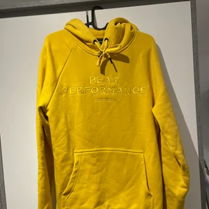 Peak performance hoddie - Helt oanvänd hoddie från peak performance. Priset är exlusive frakt.