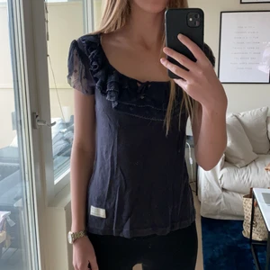 Odd Molly tröja - Söt T-shirt/topp från Odd Molly med spets på ärmarna. Sparsamt använd och och fint skick. 