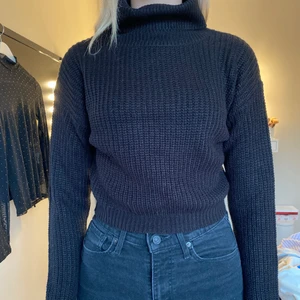 Svart polo tröja - Svart stickad tröja i storlek s från Bohoo. 150kr inkl frakt, aldrig använd🤩
