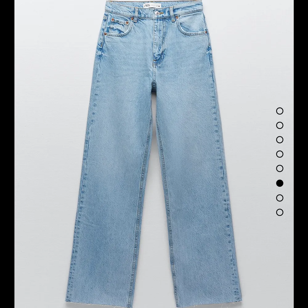 Ett par långa, högmidjade jeans från Zara. Storlek 36. Jeans & Byxor.