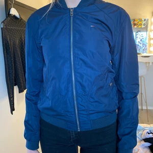 Jacka från tommy hilfiger  - Jacka från Tommy hilfiger, storlek XS, sparsamt använd, 400kr inkl frakt 🤩
