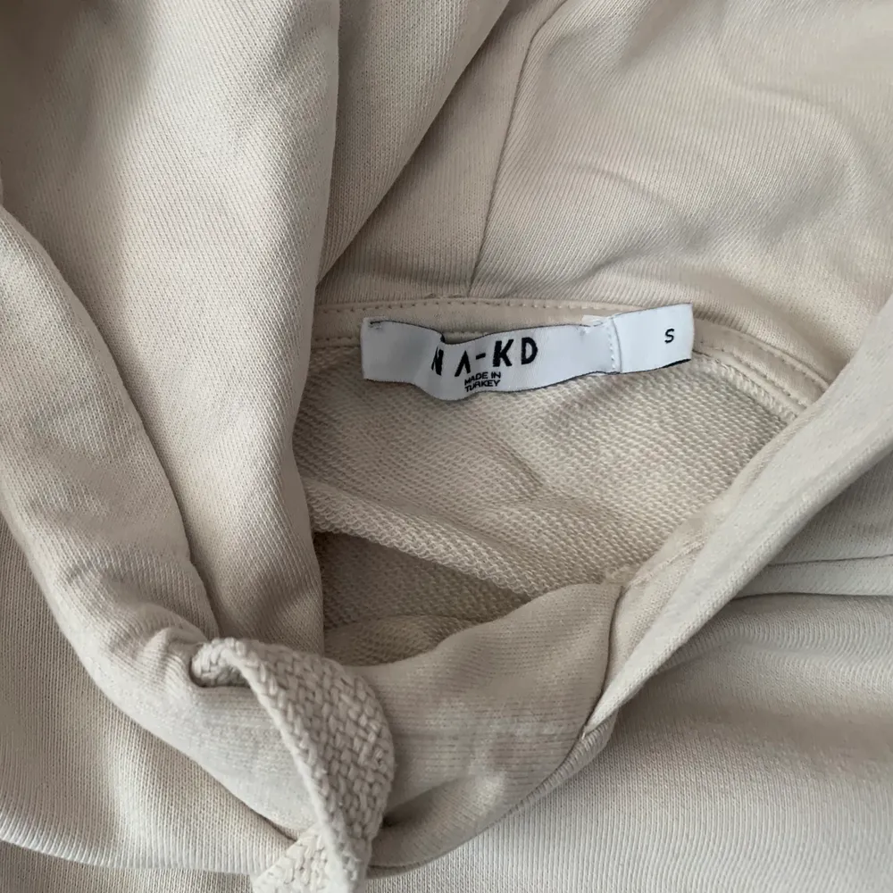 Beige Hoodie med stor luva från Na-kd. Plus 66kr med spårbar frakt. Hoodies.