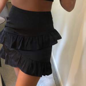 Svart kjol från BIKBOK✨ Storlek 34, Passar till storlek XS och S
