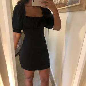 Klänning - Svart klänning från H&M✨ Storlek 34, Passar till storlek XS och S