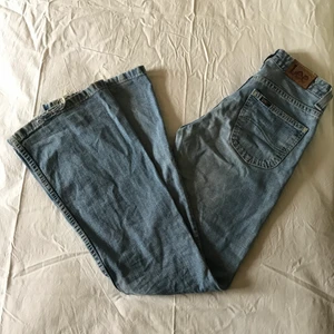 bootcut Lee jeans - Bootcut lee jeans i strl 27! I modell: Felton Lite slitningar längst ned på fållen i benslutet. Annars mycket bra skick. Mått: Midja: 70cm. Innerbenslängd: 83cm. Vidd längst ner: 26x2cm. Kan skicka fler bilder eller mått vid begäran. Om fler är intresserade blir det budgivning. Kolla gärna in mina andra annonser, samfraktar gärna.