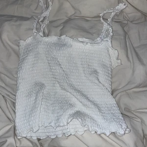 Super fin topp - Säljer nu en super fin lite "croppad" topp. Köpt på Bikbok och använd ett fåtal gånger, super skönt material, och passformen är bra. Sitter tight och är inte genomskinlig 🤍