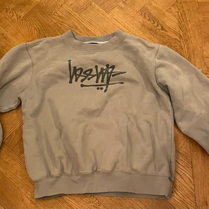 Stussy crewneck xs - En stussy tröja i fint skick som inte kommer till användning. Nypris kostar den ca 1000kr. Kan mötas i Stockholm eller frakta då köperen står för fraktkostnaden.
