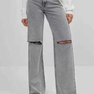 Bershka 90s jeans strl 32 - Säljer mina jättefina jeans från bershka. De är helt slutsålda på alla sidor jag kan hitta och de är i jättebra skick. Säljer eftersom de har blivit för små på mig. Önskar jag kunde ha kvar de för att de är så himla snygga! Köpte för 359kr och tar bud från 200kr+frakt. Du kan köpa direkt för 240kr+frakt✨ Kontakta mig för mer bilder på jeansen samt om frågor💕 Endast seriösa köpare💕 PS Läs min bio!!!💕💕
