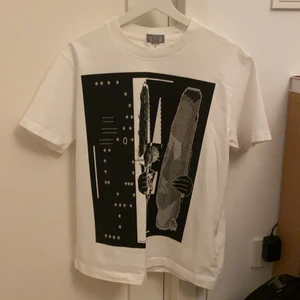 Cav empt t-shitt - Hej säljer min helt o använda cav empt t-shirt. Tagen finns kvar o sitter på. Kostar runt 1000kr men vill bli av med den så säljer den för 800. Köparen står för frakten