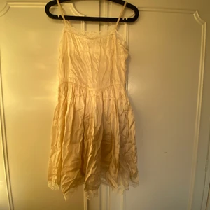 Babydoll klänning - En snygg babydoll nattlinnes klänning (är ej ett nattlinne) det är en vanlig klänning men i nattlinnes liknande material! Så fin men tyvärr förliten för mig. Den behövs strykas där av dåliga bilder sorry❤️‍🔥 men passar snyggt så som den är eller över en svarta polo eller långärmadtröja (eller en annan färg!)