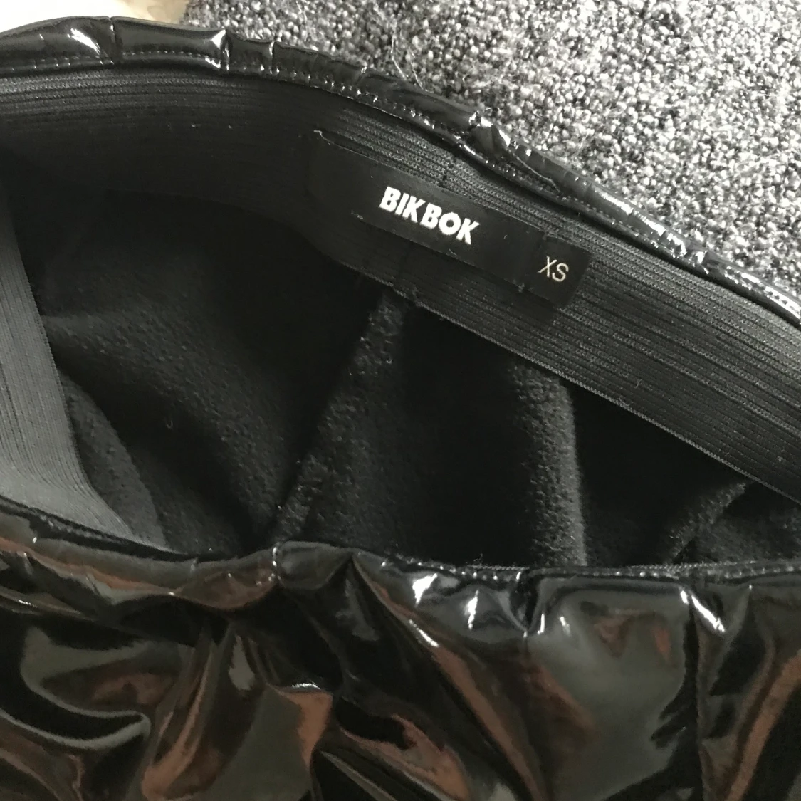 Lackbyxor från Bikbok i stl xs  - 91