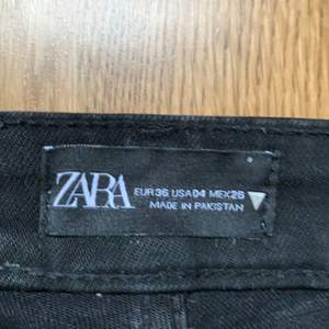 Hej! Ett par svarta jeans i storlek 36 Xs/S. Köpte dessa byxor från Zara för 500kr och säljer dom endast för 120+ frakt.❤️ Skriv!