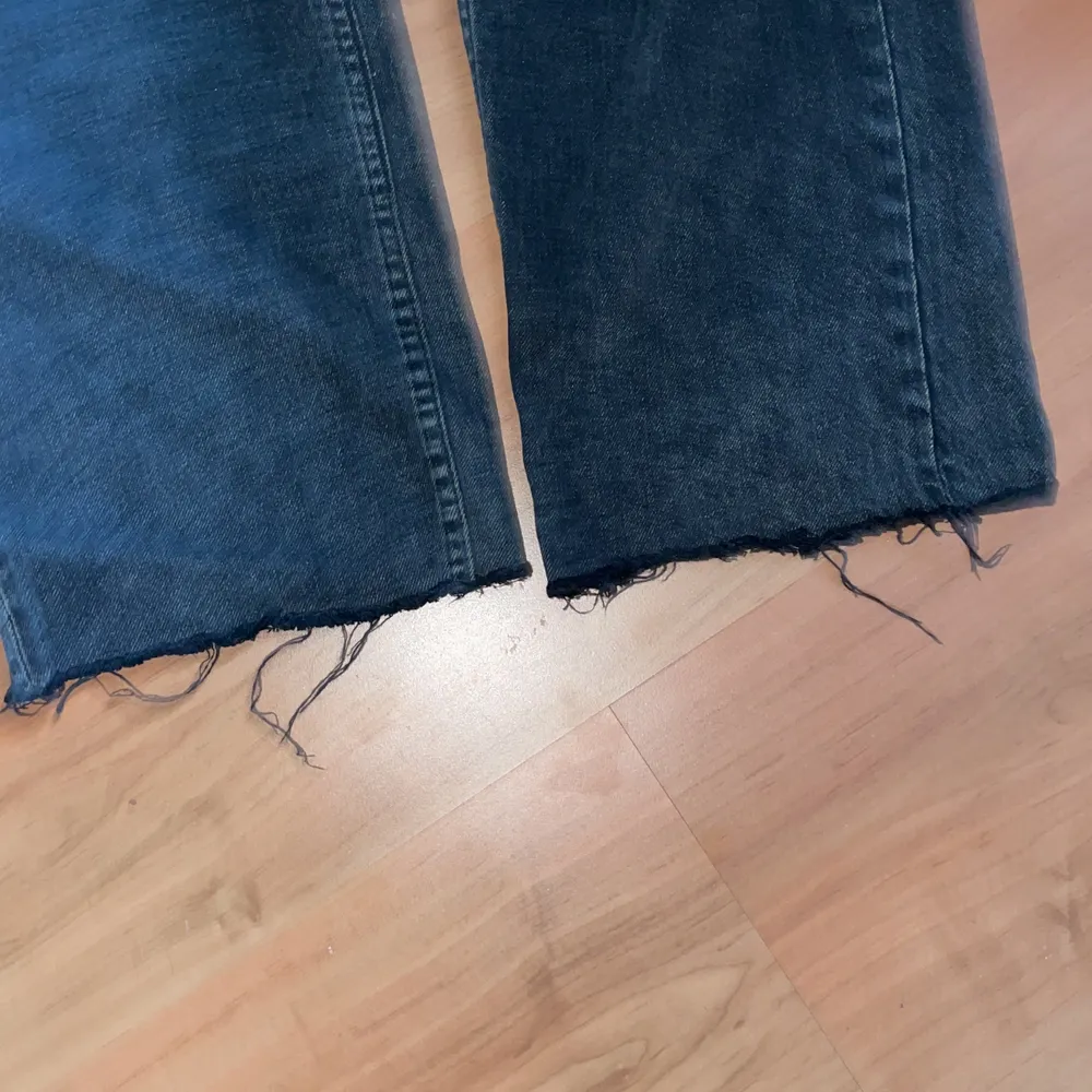 Svarta jeans från hm ribbade nere vid fötterna. Pris går att diskutera! . Jeans & Byxor.