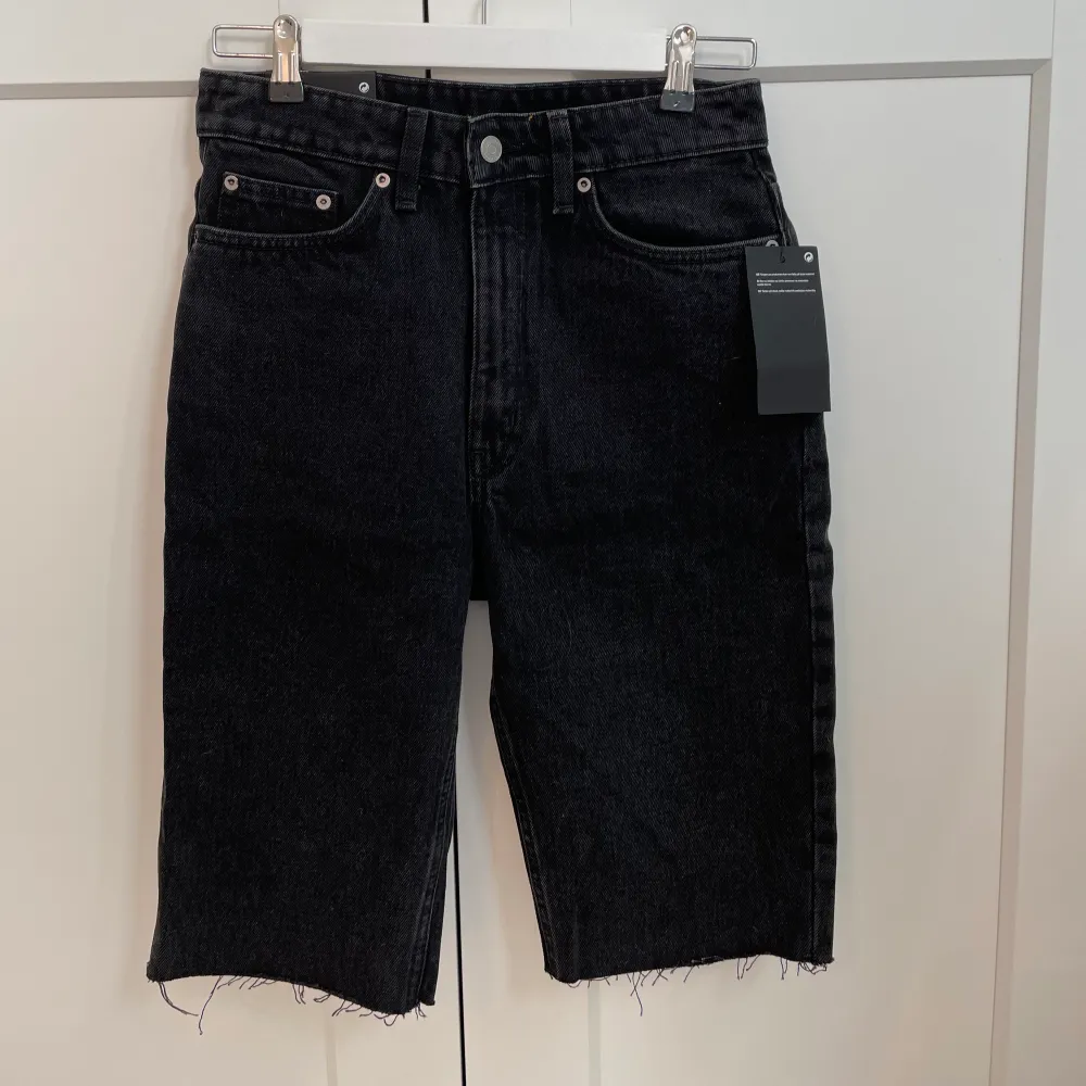 Säljer dessa svarta jeansshorts från Weekday. Den är oanvänd med prislapp kvar och är i mkt fint skick. Priset är exklusive frakt. Shorts.