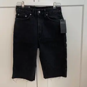 Säljer dessa svarta jeansshorts från Weekday. Den är oanvänd med prislapp kvar och är i mkt fint skick. Priset är exklusive frakt