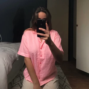 Kortärmad skjorta - Snygg tunn kortärmad rosa/vit randig skjorta. Materialet är likt bäckebölja. Aldrig använd. 