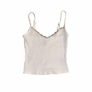 Hm Linne - Har spets brodering fram och en liten fjäril vid bysten, supersöt!! Skriv privat för frågor!! Köpare står för frakt!!