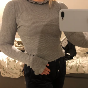 RIBBSTICKAD TRÖJA FRÅN GINA - Jättefin ribbstickad tröja ifrån Gina Tricot. Söta detaljer med volanger vid halsen och ärmarna! Tröjan är väldigt stretchig så passar säkert storlek S och L också💙 sparsamt använd så i fint skick! Kan mötas upp i Göteborg, annars står köparen för frakt💙