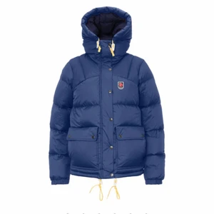 Fjällräven expedition down lite - ⚡️INTRESSEKOLL⚡️ på min superfina fjällräven i marinblått. Jackan är som ny och knappt använd då vintern ej va så kall förra året. Säljer endast vid bra bud. Jackan kostar 6000 ny. Skickar spårbar och extra säkert . 