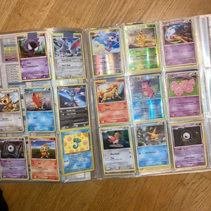 Pokémon kort  - Säljer Pokémon kort i bra skick det är ungefär 120 kort och ungefär 10 shiny kort. Pris kan diskutera men säjer Inge under 400