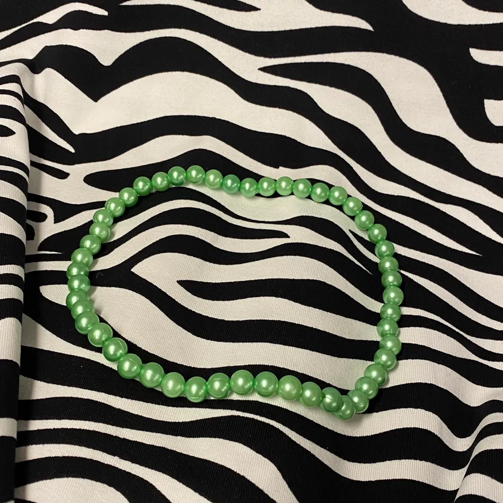 Eftersom ni älskar mina halsband i vitt finns det nu egengjorda pärlhalsband i grönt. Passar perfekt att ha tillsammans med andra smycken. Halsbanden är gjorda med resår vilket gör de enkla att ta av och på🌺  Går även att få armband i samma färg. 💕 Armband 20kr. Accessoarer.