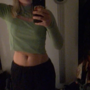 Snygg ljusgrön tröja💚 - En snygg ljusgrön tröja med lite polokrage💚 den är i strl XS. En snygg tröja nu till hösten! säljer den för endast 150kr💚