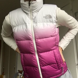 North Face väst  - Säljer denna north face väst som jag typ aldrig använder🥺 Vit o rosalila, köpt vintage, varm o skön med extraficka på insidan💓 Väldigt bra skick, passar XS-S