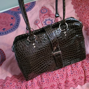 Läderväska - - Från Humana        - i nyskick     -30×20 cm